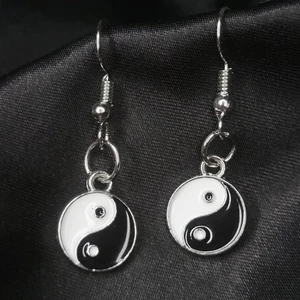 Yin & Yang Örhängen! ☯️ - Egengjorda örhängen med Yin & Yang berlocker! Troligtvis nickelfria men är du allergiker bör du vara försiktig. Rostfritt! Finns även matchande halsband! Perfekt alla hjärtans dag present till både flickvän eller pojkvän! ♡