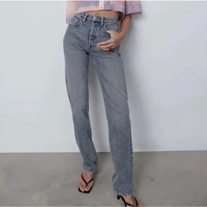 Zara jeans - Säljer super populära low rise zara jeans i en grå/blå färg, knappt använda! Har ett par i strl 36 och ett par i strl 38!