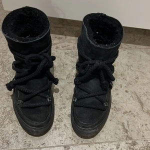 INUIKII Classic Black  - INUIKII Classic Black sko köpt på NK för ett år sen, i bra skick💕 passa på att köp nu innan de går upp i pris Nypris 2600kr💕  pris går att diskutera, kom med bud!  Exklusive frakt 