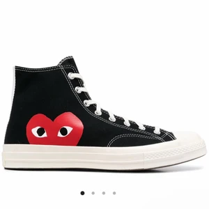 Cdg converse - Så snygga Cdg converse i storlek 37,5. Man kan se tecken på användning men dem är i bra skick och ser väldigt fräscha ut. Inga defekter bortsätt från lite slitna skosnören längst ut! Nypriset var 1700kr 😊