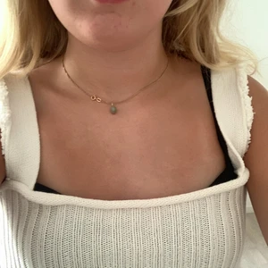 Linne från zara  - Säljer ett asgulligt linne från zara, stickat men inte genomskinlig storlek S men passar Xs, bra skick💓💓