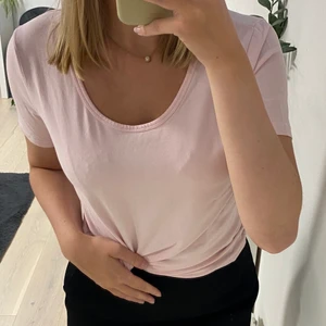 Rosa tshirt - Supersöt rosa tshirt i strl M skulle jag tro. Nästintill oanvänd🥰