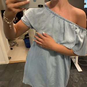 zara klänning - zara klänning i jeanstyg, säljer åt en vän. 