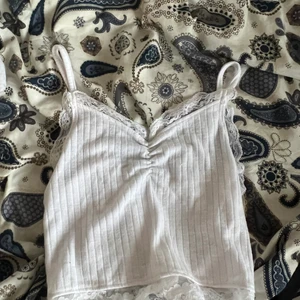 supersöta tröjor - säljer dessa fina vita tröjor pga kommer inte till användning. Säg vilken du är intresserad av så säger ja priset❤️