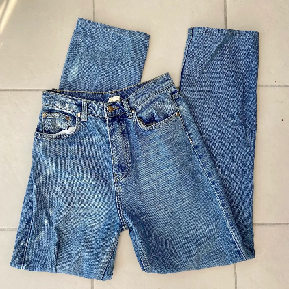 Världens snyggaste jeans ifrån ADSGN, storlek XS och är avklippta och insydda lite i längden. Passar dig mellan 162-170 skulle jag gissa 😊. Jeans & Byxor.
