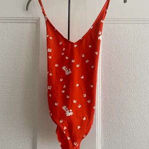 Rödblommig baddräkt djup rygg från  H&M trend - Storlek 36. Prislappen kvar - endast testad en gång. HELT NY! 🌸 