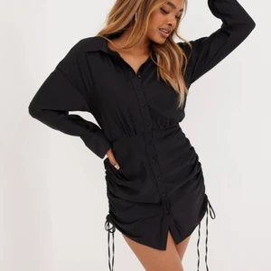 långärmad satin klänning - jättefin svart klänning från Nelly, endast använd en gång!❤️‍🔥