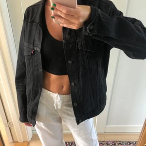Svart Jeansjacka - Säljer en perfekt höstjacka! Aldrig använd och mycket bra skick!