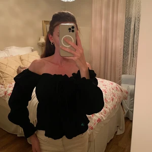 Blus Nelly - Svart blus från Nelly.com i bomull, går att använda både off-shoulder och vanligt. Storleken är XS men passar S också! 💕🌸