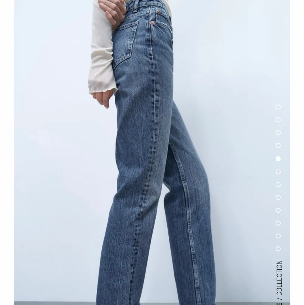 perfekt raka jeansen för oss långisar. mid rise men knappar och sitter som en smäck💙 använda men i väldigt bra skick fortfarande. helt slutsålda på hemsidan. Jeans & Byxor.