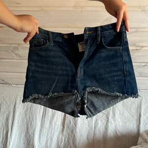 jeansshorts från hm, storlek 32. skulle säga mid- high rise. frakt tillkommer💙