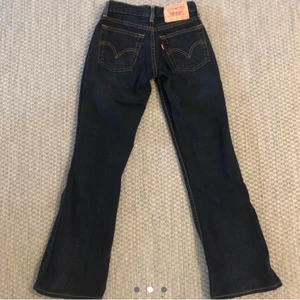 Levis Bootcut - Säljer nu ett par lågmidjade levis i Bootcut. Dom är i toppen skick men tyvär för små för mig vilket gör att jag inte kan ta kort med dom på. Köpa på vintage i USA. Storlek 24. 