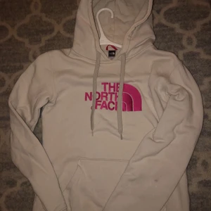 The north face Hoodie  - En hoodie i hyfsat bra sick, men den har två fläckar, på fram sidan och bak sidan på armen.. men den syns inte så mycket på fram sidan💕 den är inte använd så många gånger, köpte den för 399kr och säljer den för 140kr plus frakt.