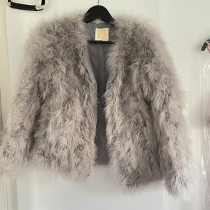 Fjäderjacka - Fjäderjacka från Pello Bello, den är använd ett fåtal gånger men där man ska hänga i kragen har gått sönder (se bild 2) men det går att sy ihop väldigt lätt! 