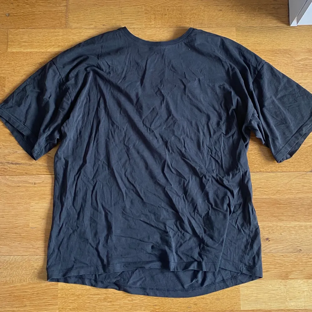 En ascool mörkgrå T-Shirt med en skitfin design på ryggen! Jag skulle gissa att den är L/XL eftersom att den är extremt oversized på mig som har XS. ❤️ Den har blivit använd en del men den är fof i bra skick 💓. T-shirts.