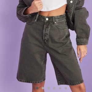 Dr Denim Jeans shorts  - Snyggaste jeansshortsen helt oanvända i storlek 28, passar s/m ✨ Ordinarie pris 499kr