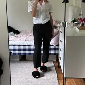 Linne byxor svarta HM i stl XS - Svarta linne byxor i kortare modell från HM i stl XS, passar även stl S. Villig att sänka priset om annat förslag ges.✨