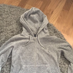 Juicy couture hoodie - Använd ett par gånger bra skick, använder inte längre därav säljs den. 