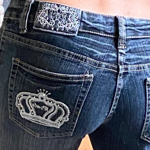 Lågmidjade jeans  - Ett par supper snygga lågmidjade märkes jeans nästan helt oanvända ❤️ kan mötas upp annars får köparen betala frakt 💕