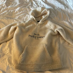 Peak performance hoodie - Säljer min peak hoodie från kidsbrandstore, lite missfärgad längst ner