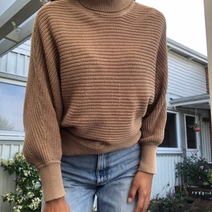 Beige stickad polo  - En beige stickad polotröja från nakd i strl S! 