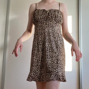 Klänning - Skitsnygg skön klänning som även går utmärkt att bära som kjol!!  Från ASOS i storlek m, men passar mig som vanligtvis bär s, banden är justerbara.   Pris diskuterbart.🥰🥰