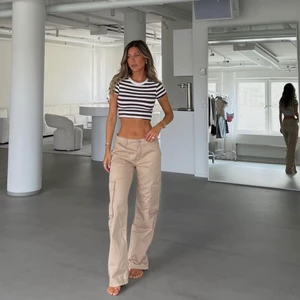 low waist cargo jeans - Första två bilderna är då såklart ej mina utan Queen B’s 🍦 Men säljer dessa eftertraktade brallor från Gina Tricot, endast provade aldrig använda, tyvärr. Så säljer därför vidare 🫶🏼