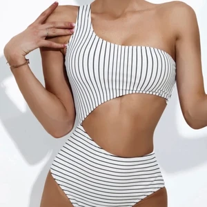 Cut out Randig Enkel One-Piece - Strl. Small, liten i storleken Köpt från shein, aldrig använt därav inga fläckar osv Fint skick👌🏻