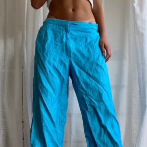 Blåa linnebyxor - Superfina blåa linnebyxor som är baggy och lågmidjade. Dem är långa i benen💙 Passar typ alla storlekar beroende hur man vill att dem ska sitta, dem har även ett snöre i midjan där man kan justera var- och hur tajt dem ska sitta.