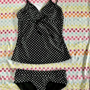 Bikini Mamalicious strl S - Helt ny oanvänd gravidbikini från Mamalicious med prislapp kvar.   Svart med vita prickar.  Kan knytas framtill.   Rök- och djurfritt hem.  Skickar inom en vecka efter mottagen betalning 