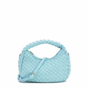 ”Croissant bag” Stylevel - Helt ny väska från Stylevel ”croissant bag” med lappar kvar.  Skickas för 450kr med frakt inräknad i priset.  Ordinarie pris 499kr plus frakt på deras hemsida.   Väska+ rem medföljer självklart.