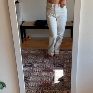 Vita weekday jeans  - Supersnygga sommarjeans i modellen row ecru 