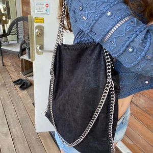 Stella McCartney likn  - Snygg väska som liknar Stella väskorna. Köpt för 5 år sen på en hemsida som inte finns kvar, jätte bra skick, kan bäras på två sätt, stor och rymlig perfekt inför skolan nu i höst. Kommer inte gå ner i pris då behåller jag den hellre. Har fler bilder!❤️