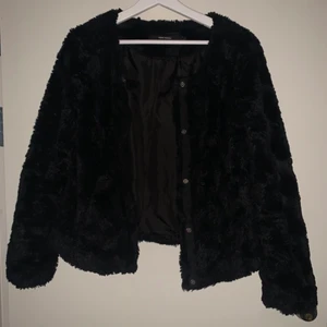 Faux fur jacka VERO MODA - Skön och fin jacka, perfekt nu när hösten snart knackar på dörren! Funkar även till utgång på vintern. Har knappar längs med, så den också går att stänga. Använt den sparsamt så den är i gott skick😊
