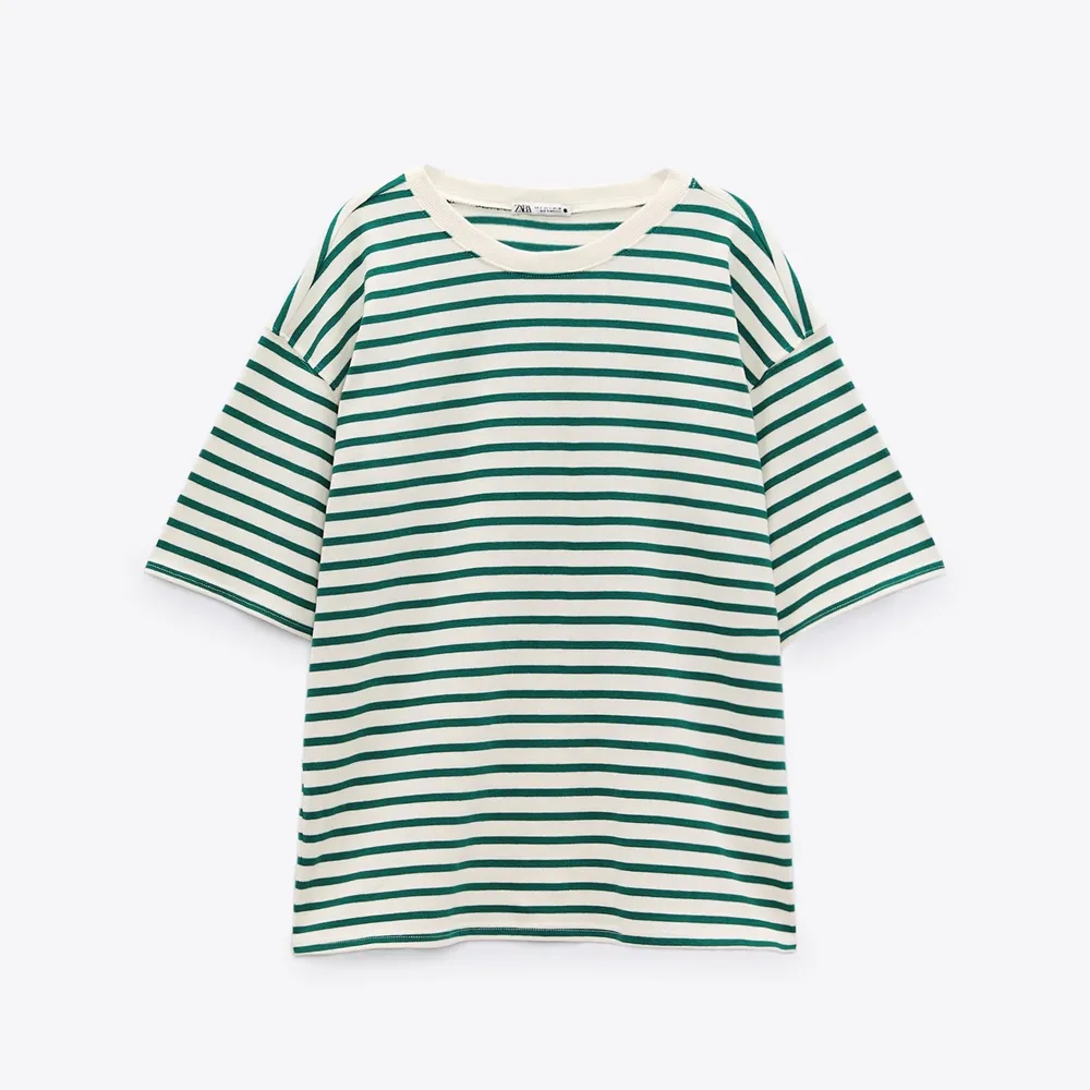 Supersöt grön randig t-shirt från zara💚 Köpt förra sommaren, endast använd fåtal gånger, bra skick😊. T-shirts.