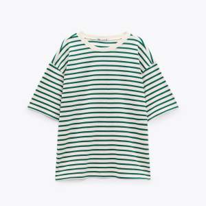 Supersöt grön randig t-shirt från zara💚 Köpt förra sommaren, endast använd fåtal gånger, bra skick😊