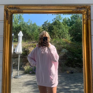 Rosa oversized hoodie från Monki - Rosa oversized Hoosiers från monki i storlek M! Lite sliten längst ut på armarna annars i fint skick! 💕