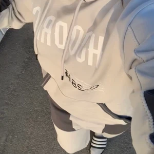 Hoodrich dress  - Säljer en ganska ny Hoodrich dress. Båda delarna är i storlek M. Köpt för ca 2 månader sen i stchlm på jd för 1500. Säljer pågrund av att jag ej använder längre. Använd ett fåtal gånger. Pris kan diskuteras👍🏽 Om ni har frågor svarar jag jättegärna på dom💓 
