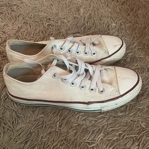Converse - Vita snygga låga converse!🤩 Säls för bara 300kr✨ Storlek 37, passar mig som vanligtvis har 37/38