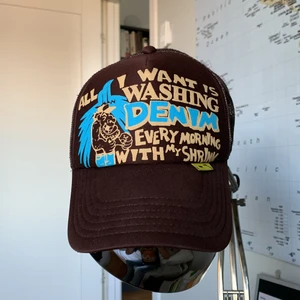 Kapital keps - En keps med nöt skumt mjukt tyg 