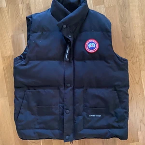Canada goose väst - Canada goose väst som jag fick i present runt november eller december