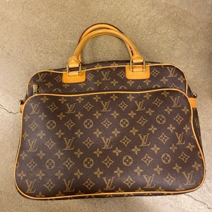 LV data/travel bag - Säljer min LV dator/travel bag.  Cirka 11 år gammal.  Otroligt bra skick. Innehar serienummer. Saknar dock axelremmen.