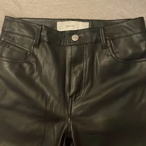 Skinn byxor från bershka  - Svarta skinnbyxor från bershka. Jag är 162 och de sitter perfekt i längd på mig. 