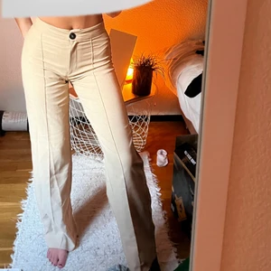 Beigea kostymbyxor - Från bershka, sitter jättebra. Är 171 för referens. Pris går att diskutera och köparen står för frakten!