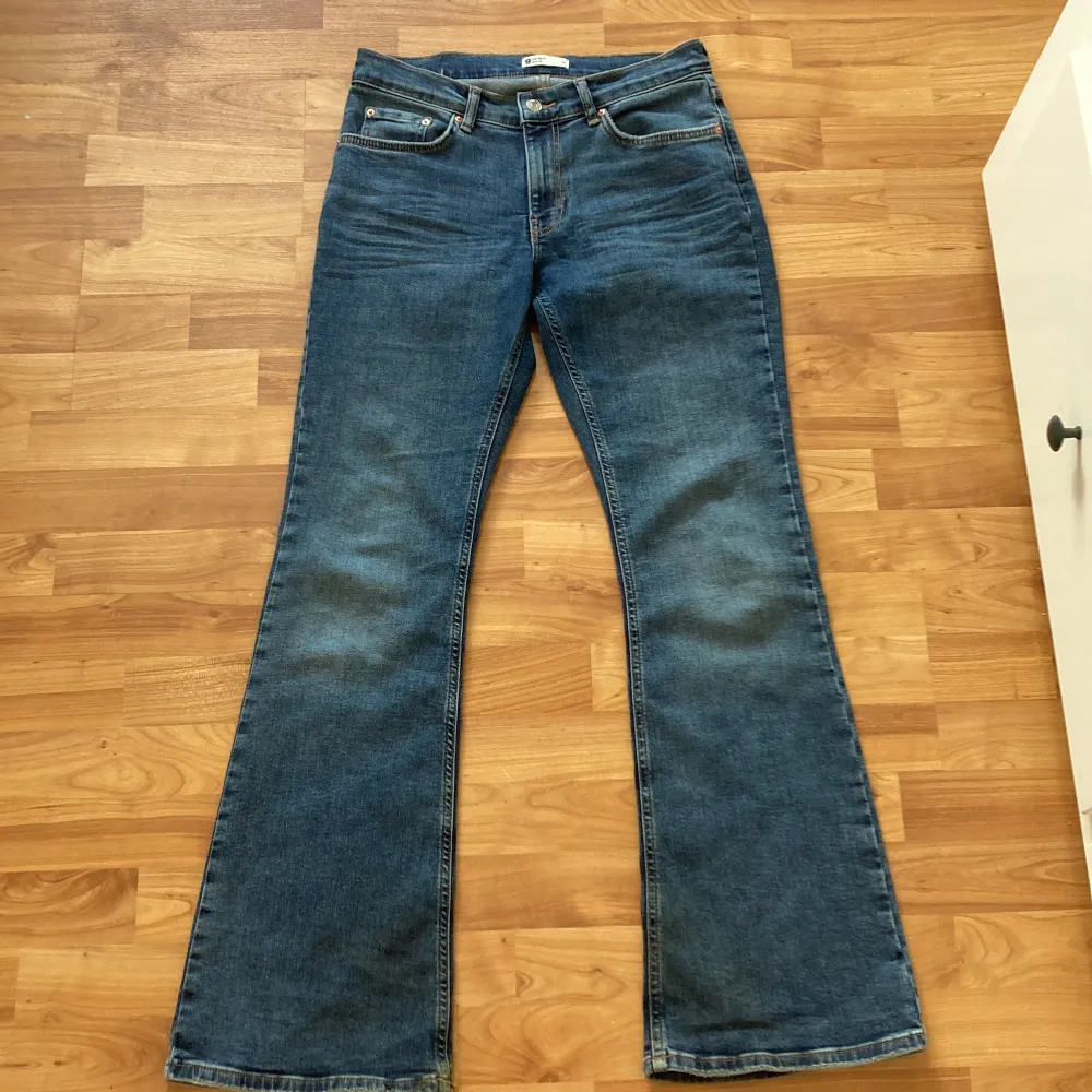 Hej, jag säljer ett par low waist bootcut jeans i storlek 38 från Gina tricot.Jag köpte de för någon vecka sedan då jag sedan märkte att de var för stora i midjan. De är därför använda bara någon gång och i väldigt bra skick💗💗( Nypris 499 ). Jeans & Byxor.