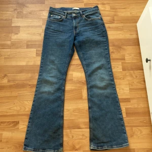 Splitternya jeans - Hej, jag säljer ett par low waist bootcut jeans i storlek 38 från Gina tricot.Jag köpte de för någon vecka sedan då jag sedan märkte att de var för stora i midjan. De är därför använda bara någon gång och i väldigt bra skick💗💗( Nypris 499 )