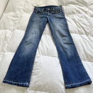 Lågmidjade jeans, köpta second hand men i jättebra skick. Från Kappahl girls storlek 164, men jag har sprättar upp sömmen på benen. Midjemått: 76cm innerbenslängd: 79 har ingen bild på då de är försmå
