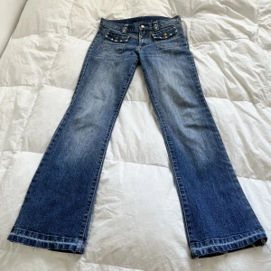 Lågmidjade bootcut jeans - Lågmidjade jeans, köpta second hand men i jättebra skick. Från Kappahl girls storlek 164, men jag har sprättar upp sömmen på benen. Midjemått: 76cm innerbenslängd: 79 har ingen bild på då de är försmå