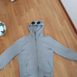 Co company hoodie - Säljer den för jag behöver pengar 