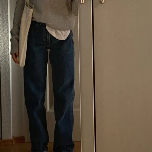 Jeans - Superfina jeans från zara i jättebra skick, endast använd fåtal gånger💗sitter midrise på mig eftersom de är lite oversize
